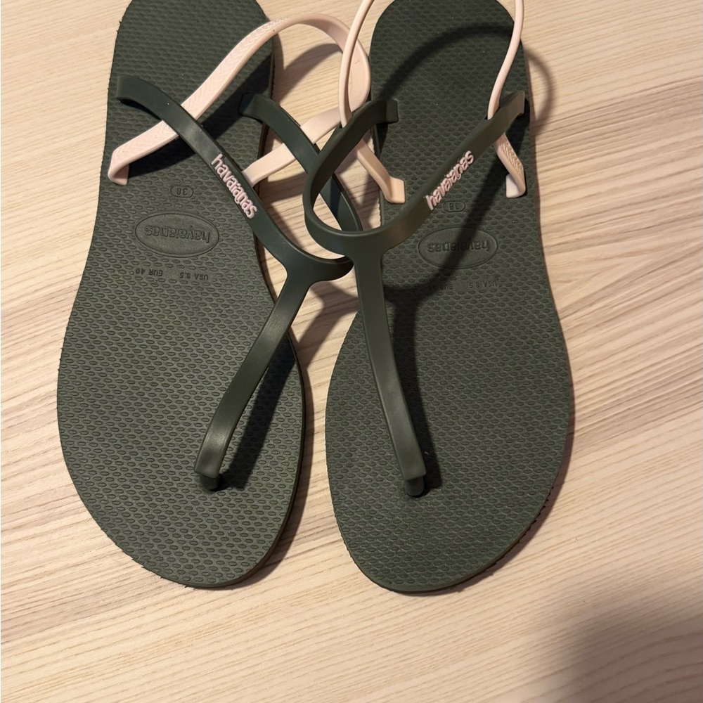 BNWOT Havaianas Urban Sandals size 39 - olive and rose